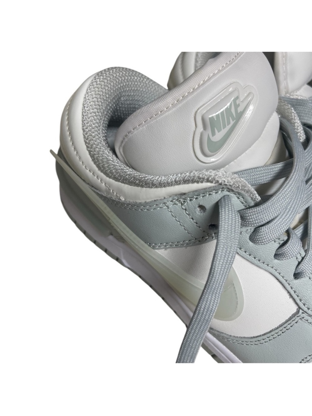 Nike Wmns Dunk Low Twist
LIGHT SILVER/SAIL-WHITECasual Sneakers
DZ2794-004 Sz 7 - Picture 7 of 10